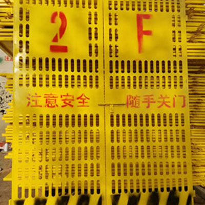 南京冲孔网电梯防护门案例
